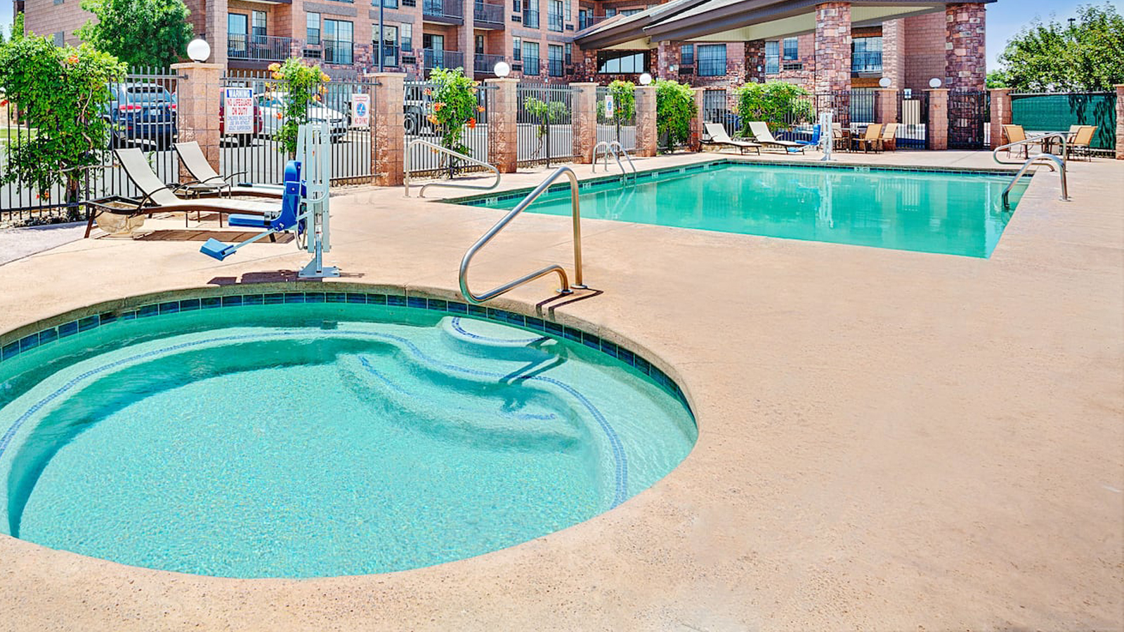 Refreshing pool Kingbed